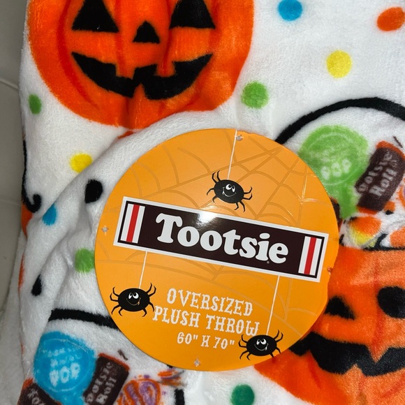 Pumpkin Full of Tootsie Candy -Oversized Plush Throw Blanket -60x70 in -White - Picture 5 of 7